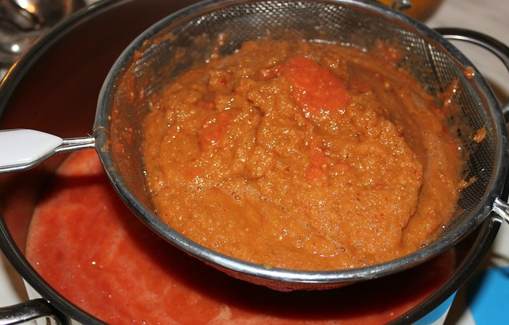 1. Этап. Холодный томатный суп: Теперь нужно соединить получившуюся овощную массу с томатной, процедив первую через сито. Смешайте получившееся пюре, добавьте немного лимонного сока, поперчите по вкусу. Поставьте суп в холодильник на 5-10 минут, а затем подавайте к столу, украсив по своему усмотрению.