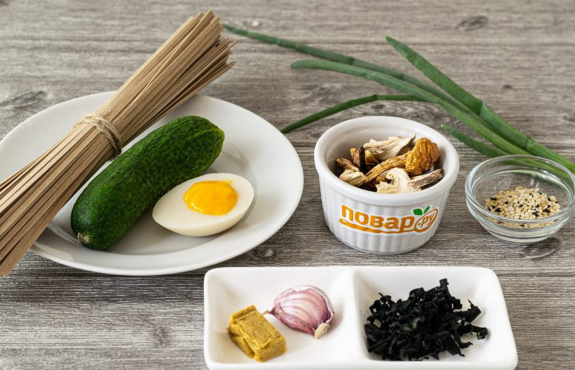 1. Этап. Лапша Нэнмён: Подготовьте все ингредиенты.