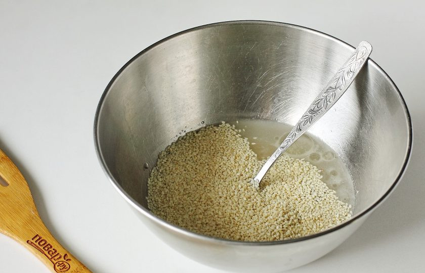 1. Этап. Хлеб без соли: Добавьте кунжут.