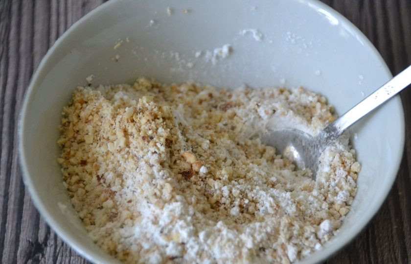 1. Этап. Дакуаз: Пока дакуаз выпекается, приготовьте смесь из 80 грамм орехов, измельченных в не слишком мелкую крошку и 50 граммов сахарной пудры.