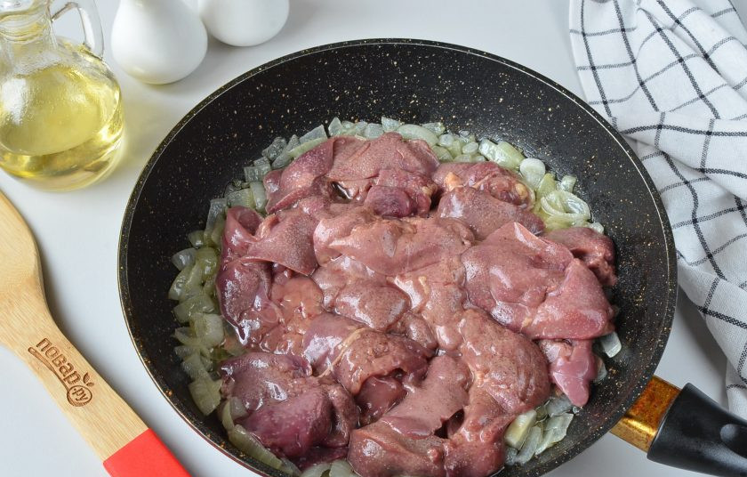 1. Этап. Бутерброды с паштетом из печени: Добавьте в сковороду печень, соль, перец. Обжаривайте на медленном огне под крышкой до готовности (примерно 15-20 минут).