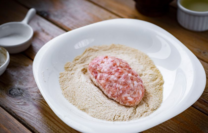 1. Этап. Котлеты Праздничные: Затем хорошенько обваляйте заготовку будущей котлеты в панировочных сухарях.