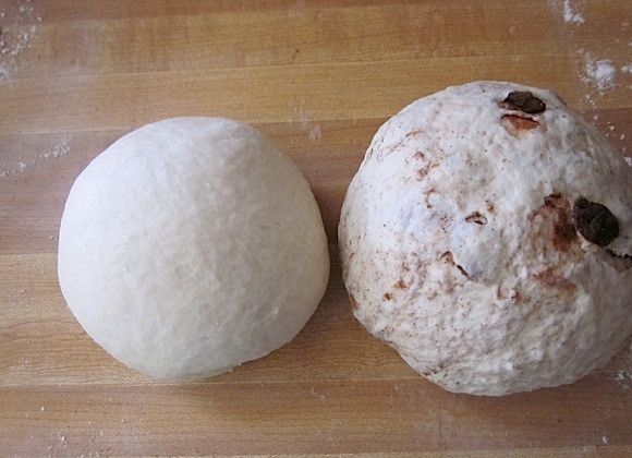 1. Этап. Вкусные бублики: 7. Оба вида теста сформируйте в шарики и оставьте на 45-60 минут при комнатной температуре.