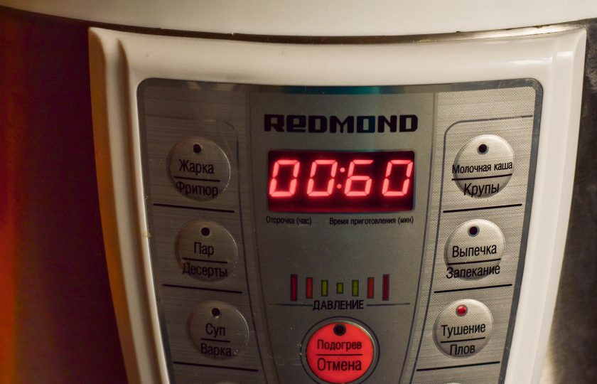 1. Этап. Кролик диетический в мультиварке: Установите чашу в мультиварку. На дисплее выберите программу 