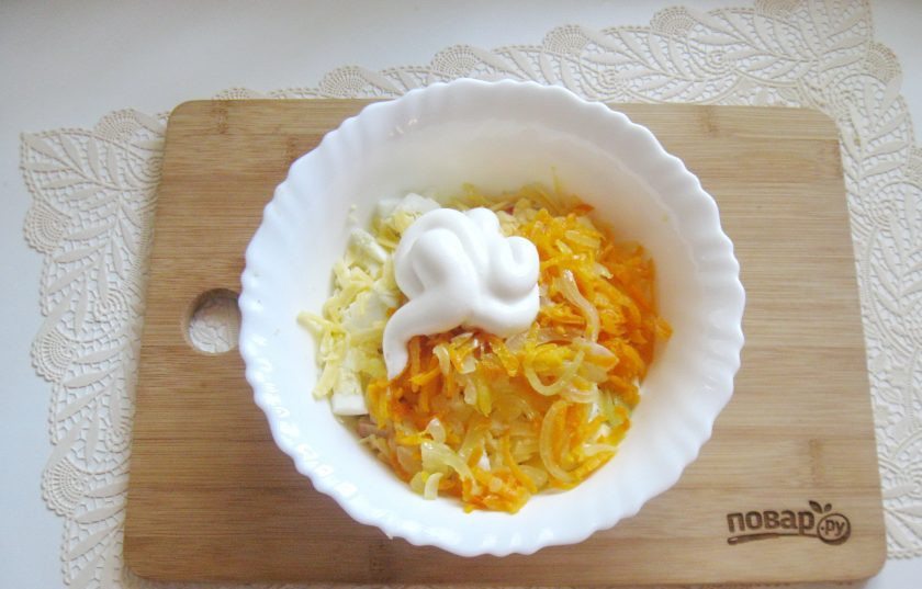 1. Этап. Салат Балтийский: Салат заправьте майонезом.