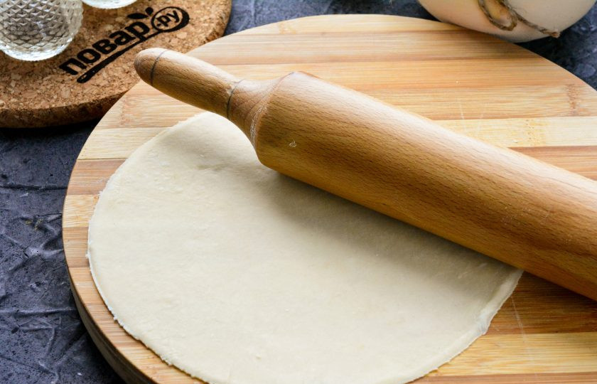 1. Этап. Кыстыбый с пюре: Тесто разделите на 7-8 шариков, каждый раскатайте в тонкую круглую лепешку.