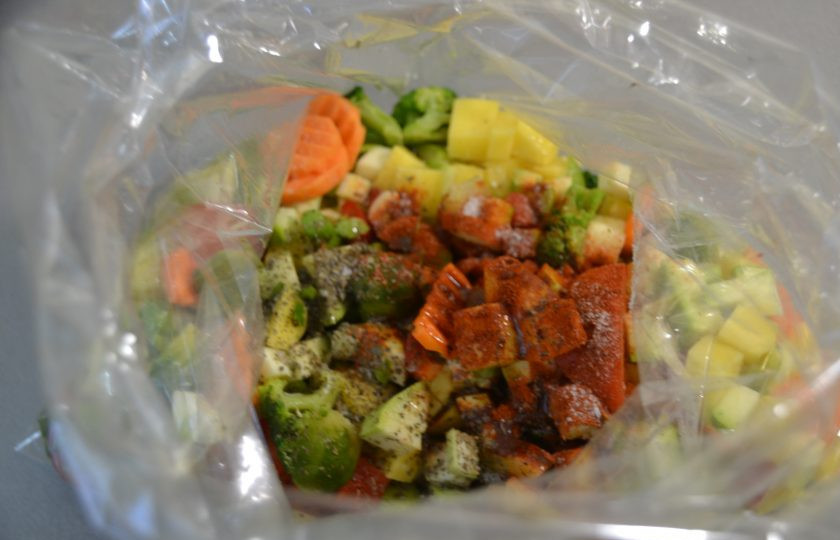 1. Этап. Овощное рагу в пакете для запекания: Посолите, поперчите, добавьте паприку, пряные травы, например, базилик.