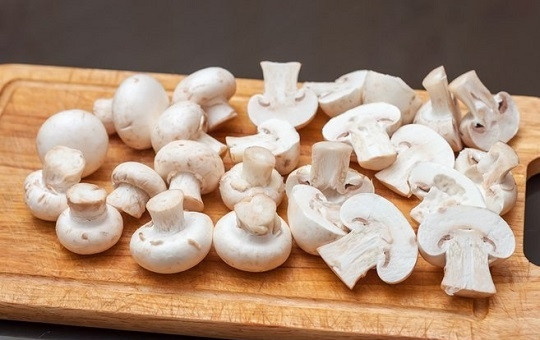 1. Этап. Маринованные шампиньоны за 7 минут: 1. Грибы вымойте, обсушите. Крупные лучше нарезать, а небольшие можно мариновать целиком.