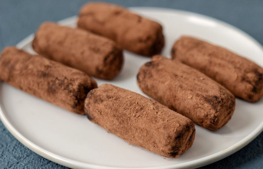 1. Этап. Веганское пирожное Картошка: Обваляйте пирожные в какао-порошке.