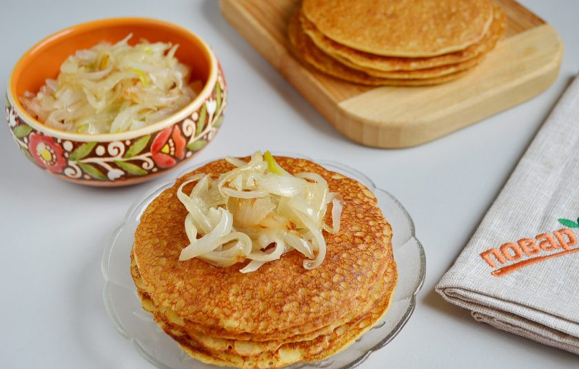 1. Этап. Гороховые блины с луком: 14. Подавайте гороховые блины с жареным луком. Особенно вкусно, если запивать холодным молоком! Приятного!