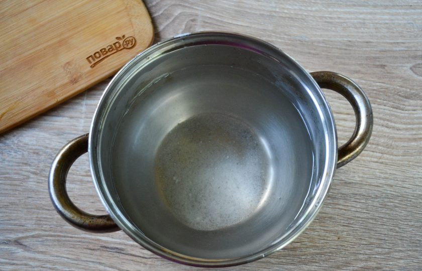 1. Этап. Маринованная петрушка: Подготовьте маринад. Для этого в небольшой кастрюльке смешайте воду и соль, доведите до кипения, влейте уксус и через 30 секунд снимите с огня.