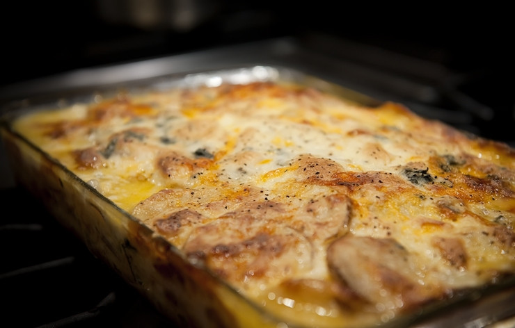 1. Этап. Картофельная запеканка с беконом: Запекаем картофель в нижней части духовки (нижним тентом), при температуре 350 градусов. Перед подачей на стол, готовое блюдо выдерживаем пару минут на противне.