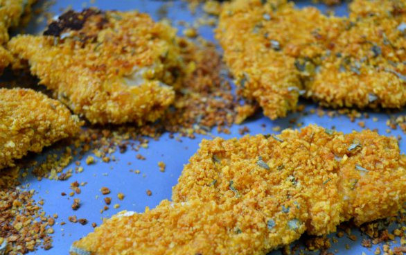 1. Этап. Курица под соусом с грибами: 2. Включите духовку нагреваться на 180 градусов. Каждую грудку разрежьте на две части, слегка отбейте, посолите. Приготовьте три мисочки: одну со взбитыми яйцами, другую - с мукой и третью - с сухарями. Обваляйте грудки сначала в яйце, потом в муке и сухарях. Выложите грудки на застеленный пергаментом противень и отправляйте в духовку на 15-20 минут.