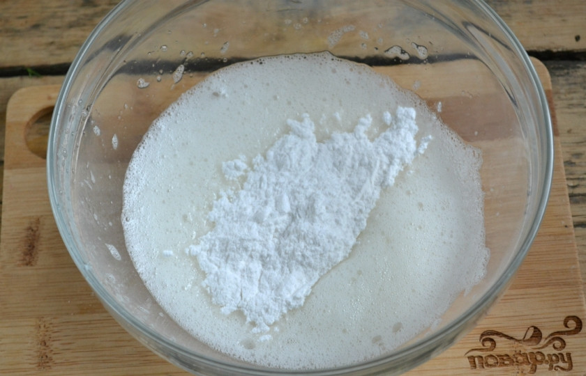 1. Этап. Белая глазурь для кулича: Взбивайте белок на небольших оборотах миксера несколько минут, пока масса не побелеет и не загустеет. Затем добавьте сахарную пудру, увеличьте скорость миксера и взбивайте до загустения.