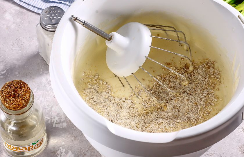 1. Этап. ПП пирог со сливами: Вмешайте овсяную муку и разрыхлитель. Разрыхлитель добавляйте обязательно, чтобы пирог не получился слишком плоским. Оставьте тесто на 20 минут в покое, чтобы овсяная мука набухла.