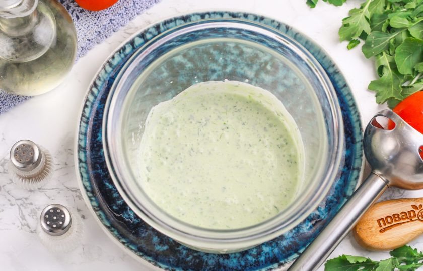 1. Этап. Белый соус со сметаной: Измельчите все погружным блендером в течение 2 минут, чтобы консистенция соуса стала максимально однородной.