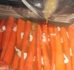 1. Этап. Морковь в фольге: Чеснок почистить и порезать небольшими дольками. Равномерно разложить по моркови. Залить все маринадом.