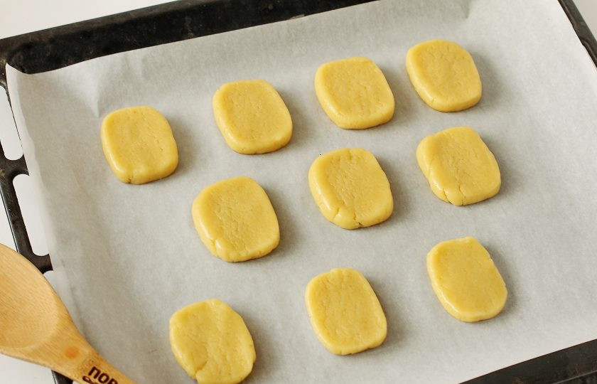 1. Этап. Песочное печенье на желтках: Переложите каждый кусочек на противень застеленный пергаментом. Сверху прижмите печенье руками, добиваясь нужной толщины. Чем толще печенье, тем оно мягче, чем тоньше, тем получается хрустящее. Выпекайте в духовке при температуре 180 градусов около 15 минут.