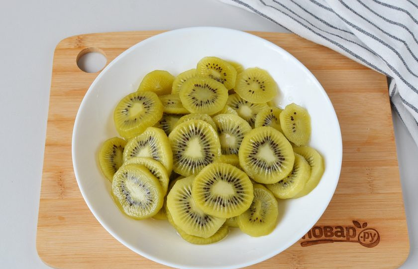 1. Этап. Цукаты из киви: Через несколько часов, когда плоды хорошо остынут, шумовкой достаньте киви и выложите на тарелочку.