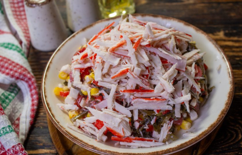 1. Этап. Салат Морской Еж: Украсьте отложенными крабовыми палочками, нарезав их на тонкие нити.