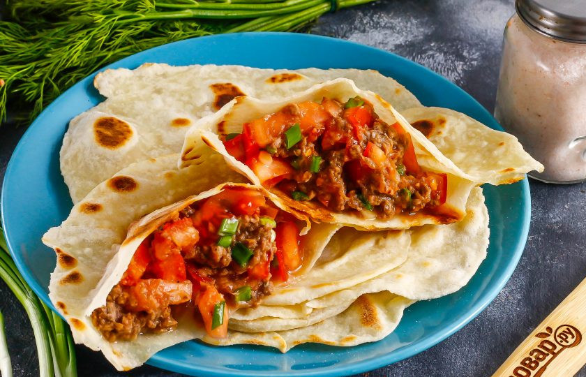 1. Этап. Пита с тунцом: Таким образом обжарьте и остальные заготовки. Выложите их на тарелку и разрежьте пополам. Наполните обе части каждой питы приготовленной начинкой.