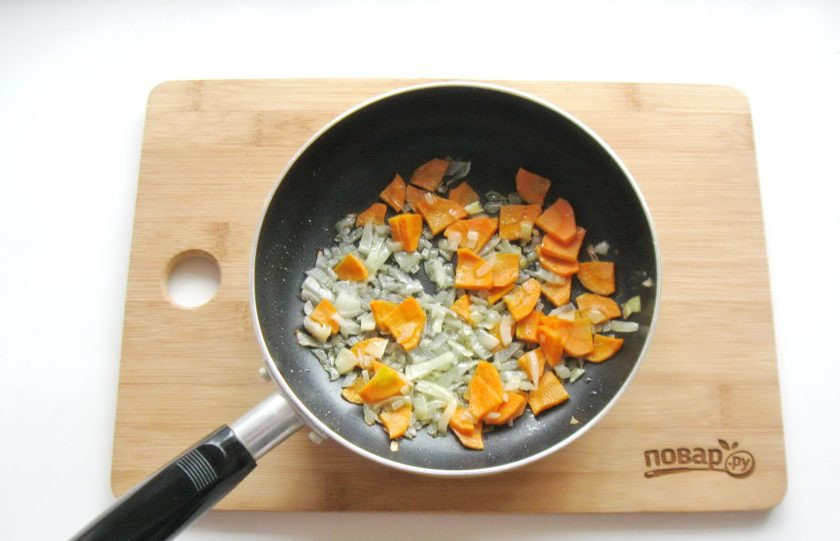 1. Этап. Суп мудрости: Лук и морковь очистите, помойте. Нарежьте мелко и выложите в сковороду. Налейте немного подсолнечного масла и слегка припустите овощи в течение 7-8 минут.