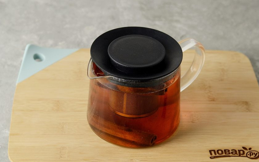 1. Этап. Чай с корицей и молоком: Заварите черный чай кипятком, дайте настояться 10 минут.