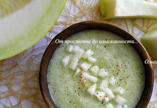 1. Этап. Огуречный гаспачо с дыней: Налейте суп в тарелку, украсьте кусочками дыни, сбрызните оливковым маслом и подавайте.