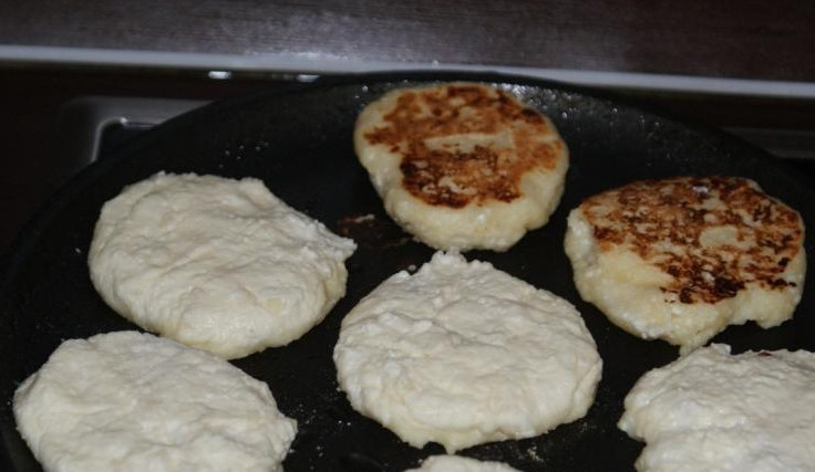 1. Этап. Сырники с грушей и яблоком: 4. Аккуратно формируем ложкой или руками сырники и обжарим их на сухой сковороде или на масле с двух сторон.