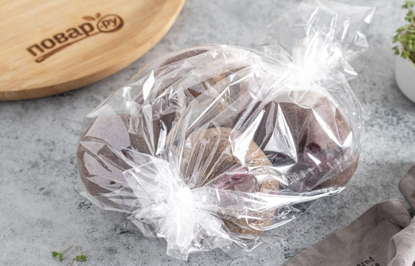 1. Этап. Свекла в микроволновке: Переложите свеклу в пакет для запекания, затяните края с двух сторон. Сделайте ножом пару проколов, чтобы оттуда выходил горячий воду, так пакет точно не взорвется и не испачкает микроволновку.