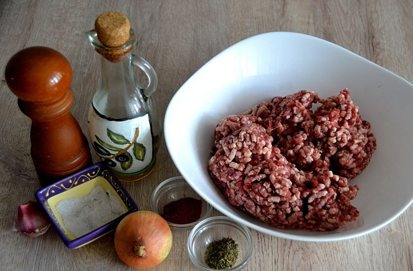 1. Этап. Чевапчичи по-сербски: Подготовьте ингредиенты.