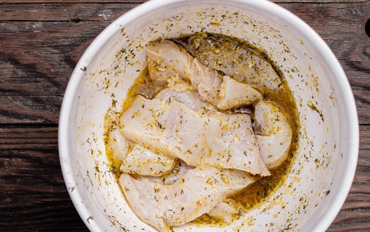 1. Этап. Запеченное филе палтуса: 3. Нарежьте филе кусочками и выложите в миску к оставшемуся маринаду.