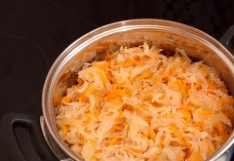 1. Этап. Капуста кислая, тушенная с мясом: Кислую капусту замочите в холодной воде и откиньте на дуршлаг, дайте лишней жидкости стечь. Таким образом вы избавитесь от чрезмерной кислоты в блюде. Отжатую капусту положите поверх мяса и томатной заливки.