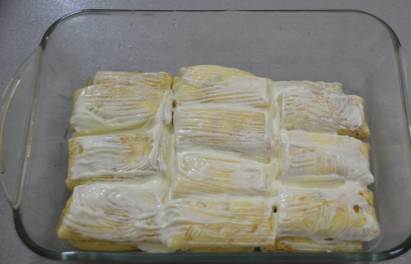 1. Этап. Налистники с творогом на крахмале: Снова смажьте сливочным маслом и сметаной.