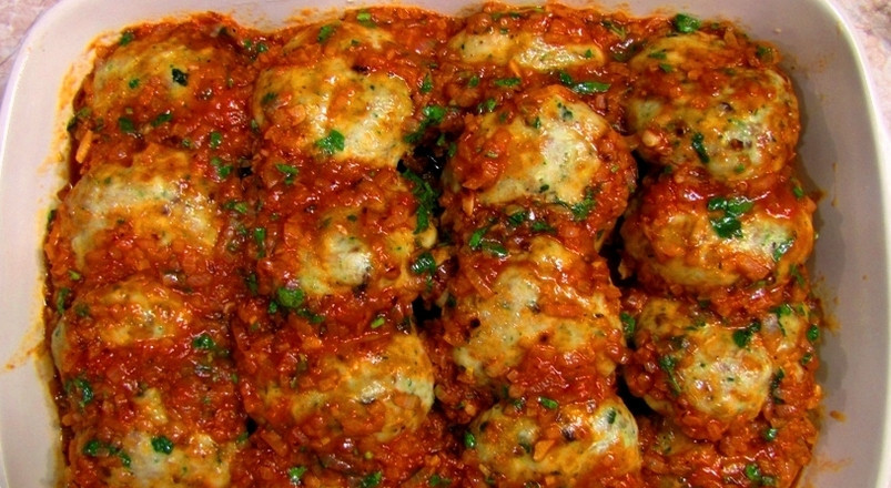 1. Этап. Рыбные котлеты под соусом в духовке: 4. Выкладываем подпёкшиеся котлетки в форму, заливаем их соусом и отправляем снова в духовку, запекаем еще полчаса при 180 градусах.