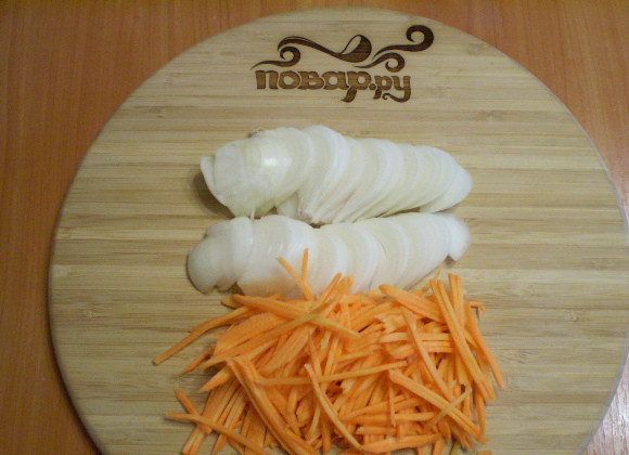 1. Этап. Вегетарианские щи: 6. Порежьте лук и морковь.
