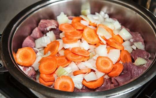 1. Этап. Запеченное мясо с картошкой: 6. Выложите мясо с овощами.