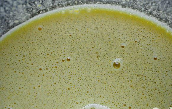 1. Этап. Лимонно-кокосовые пирожные: 4. Влить лимонный сок и взбивать 30 секунд. Добавить яйца и взбивать в течение 10-15 секунд. Добавить муку, щепотку соли и взбивать до получения однородной массы.