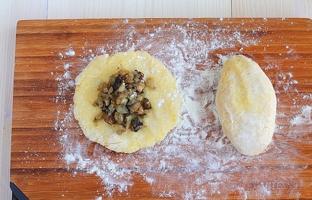 1. Этап. Постные картофельные пирожки: 3. Полученное тесто разделите на 12 равных частей. Раскатайте их в лепешки, положите в центр каждой около 2 ч. л. грибной начинки. Сформуйте пирожки.