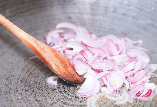 1. Этап. Индийское карри: 4. Добавьте лук и жарьте еще 3-4 минуты.