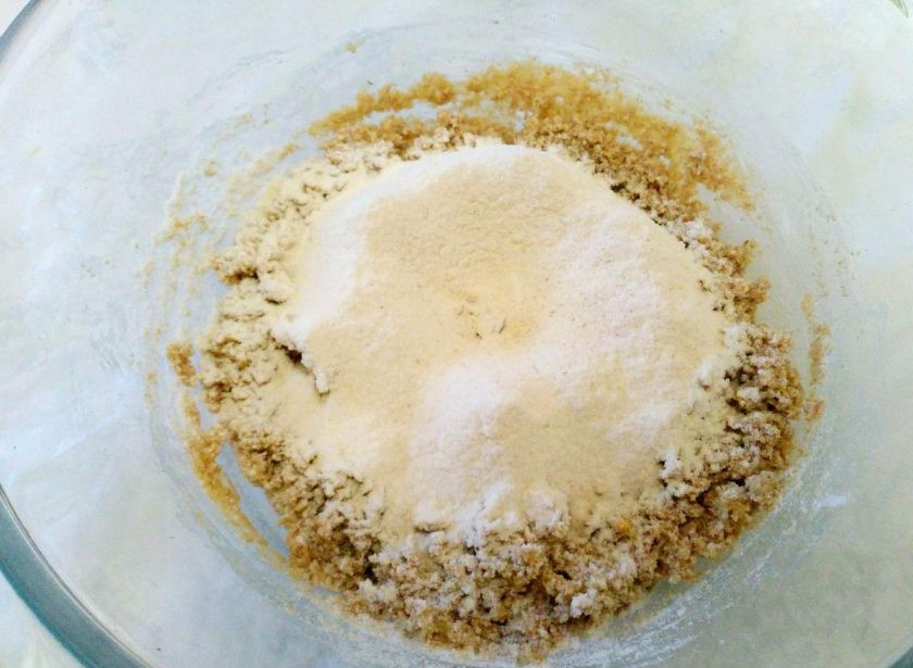 1. Этап. Хлеб из овса: Частями введите в тесто просеянную пшеничную муку и замесите мягкое тесто.