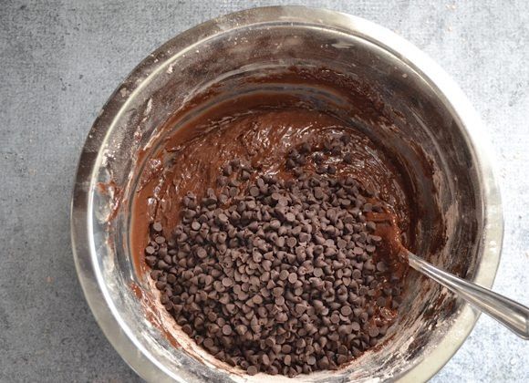 1. Этап. Шоколадное печенье с перцем: 4. Введите в шоколадное тесто шоколадную стружку, перемешайте тесто.