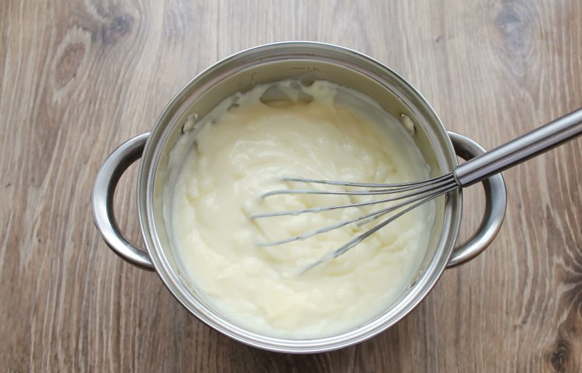 1. Этап. Польский медовик: Варите крем до загустения. Снимите крем с огня, выложите пленку на поверхность в контакт и уберите до остывания. Крем должен стать комнатной температуры.