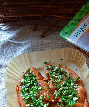 1. Этап. Стейк индейки под беконом: Зелень с чесноком разложить на стейки. P.S.: К сожалению, погода не позволила приготовить их на решётке. Можно готовить в аэрогриле, в духовке или на гриль-сковороде.