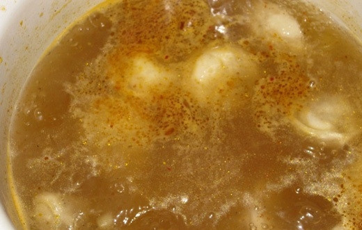 1. Этап. Суп из пельменей: Далее внесите пельмени. Мешайте суп, чтобы они не прилипли ко дну. Варите всё до готовности.