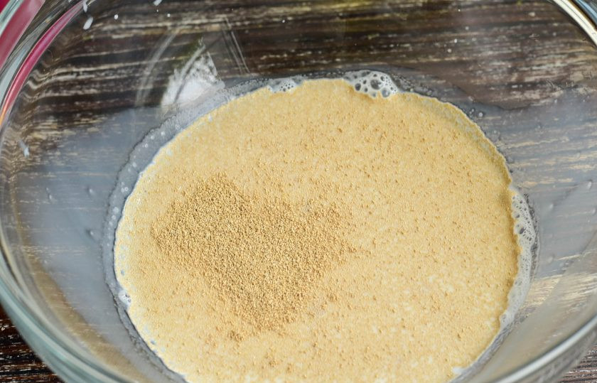 1. Этап. Тесто Водолаз: Теплое молоко влейте в миску, добавьте сахар и сухие дрожжи. Перемешайте.