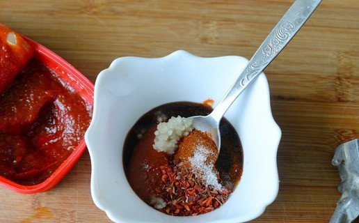 1. Этап. Острое рагу из индейки А-ля Такторитан: Готовим соус. Необходимым ингредиентом в рецепте является наличие пасты кочудян. Здесь она ничем не заменима. У нас она продаётся во всех супермаркетах, даже в деревне. Конечно, сейчас она есть во всех маркетплейсах, цена вполне демократичная. В миску кладём пасту кочудян, выдавливаем чеснок, добавляем паприку, жгучий перец, сахар, соевый соус, кунжутное масло. Перемешиваем.