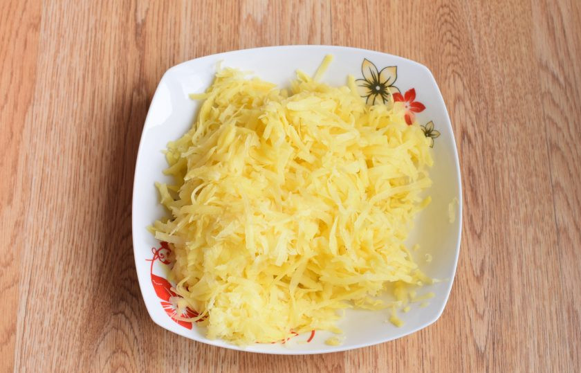 1. Этап. Пирог заливной с картошкой: Для начинки картофель натрите на крупной терке и отожмите через марлю сок.