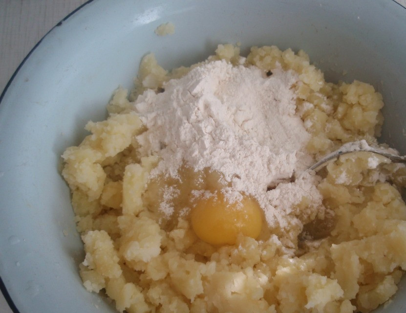1. Этап. Картофельные зразы с овощами: 1. Картофель отварим, как обычно. Давим в пюре, солим, перчим, смешаем с сырым яйцом и мукой.