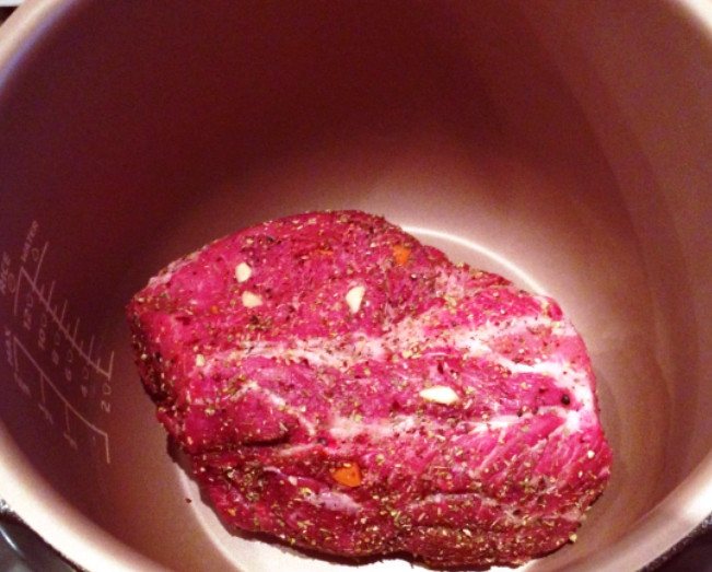 1. Этап. Мясо печеное в мультиварке: Кусок мяса проткните в нескольких местах ножом и начините кусочками моркови и чеснока. Посыпьте сверху солью, перцем, паприкой и другими приправами на ваш вкус. Дайте минут 15-20 пропитаться специями.